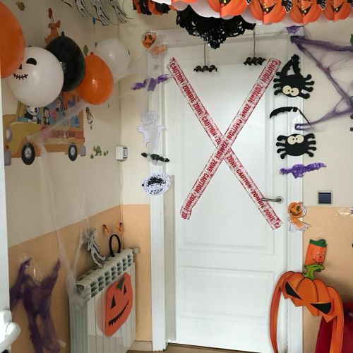 Puerta blanca de entrada en interior condecoración de Halloween