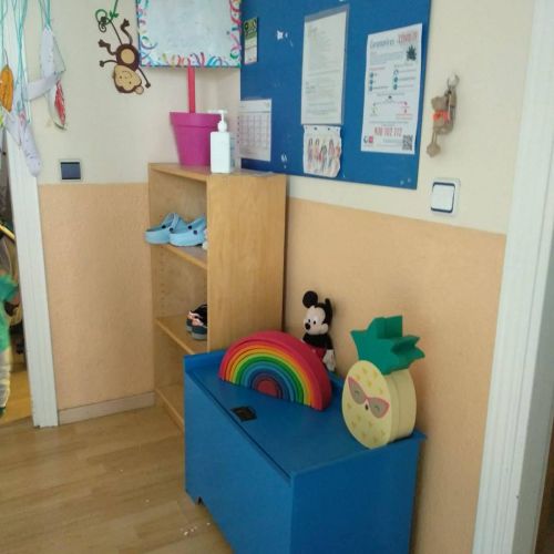 Recibidor de la escuela con mueble infantil de madera en color azul