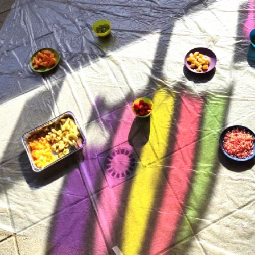Suelo de patio exterior con recipientes con frutas y reflejos de colores